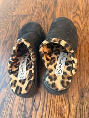 Coasters cheetah clogs girls size 2